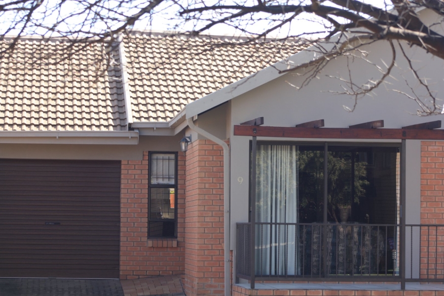 2 Bedroom Property for Sale in Langenhovenpark Free State